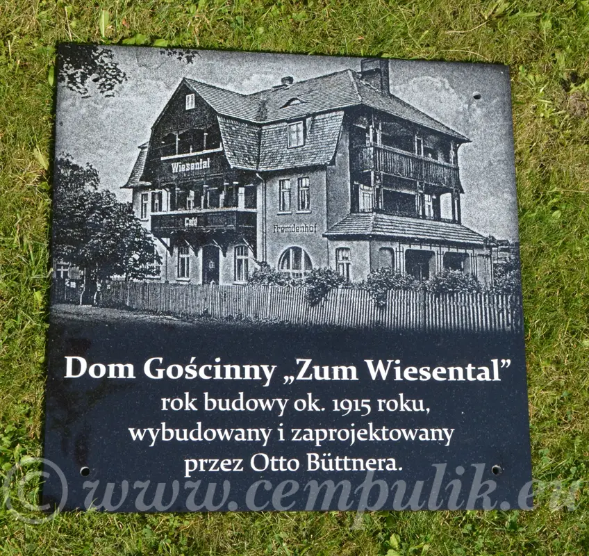 Tablica upamiętniająca jak wcześniej wygłądał budynek w Polanicy Zdrój.
