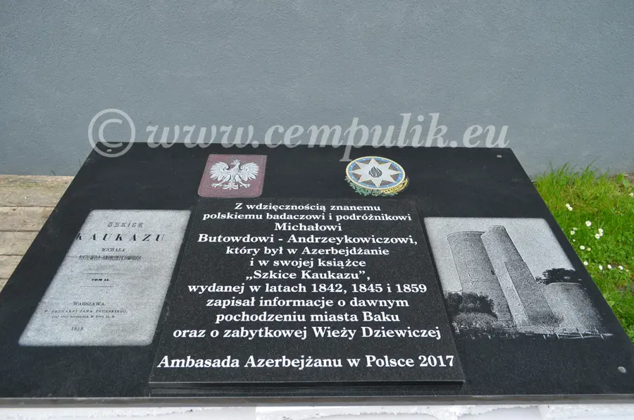 Ambasada Azerbejdżanu zleciła wykonanie tablicy pamiątkowej poświęconej podróżnikowi Michałowi Butowdowi-Andrzeykowiczowi. Tablica umieszczona w Zespole Szkoół nr 1 w Toruniu