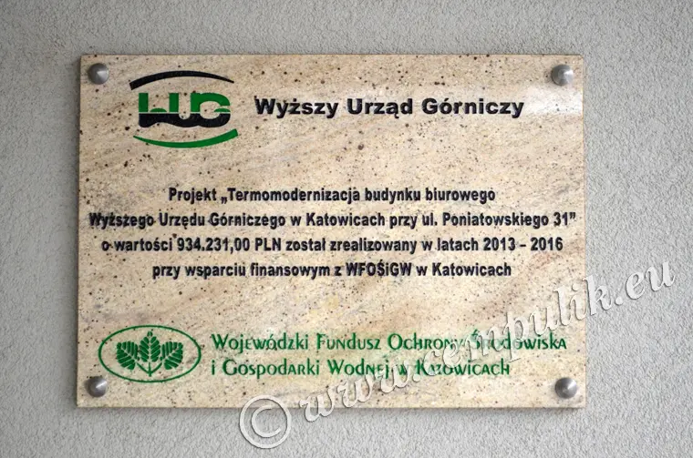 Tablica przed wejściem do Wyższego urzędu górniczego w Katowicach