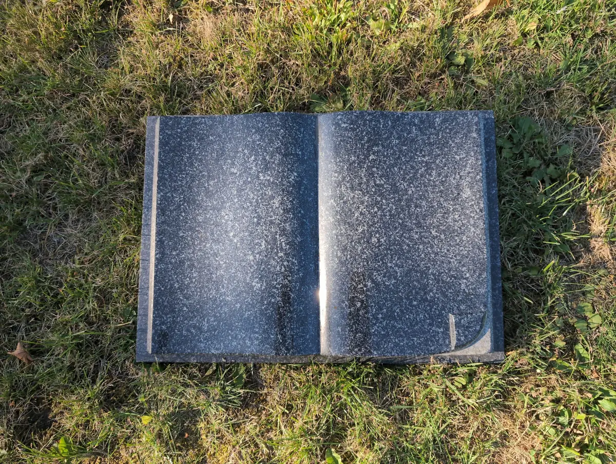 Ciemnoszara Książka Granitowa Nagrobna 40x30 cm — Wzór II