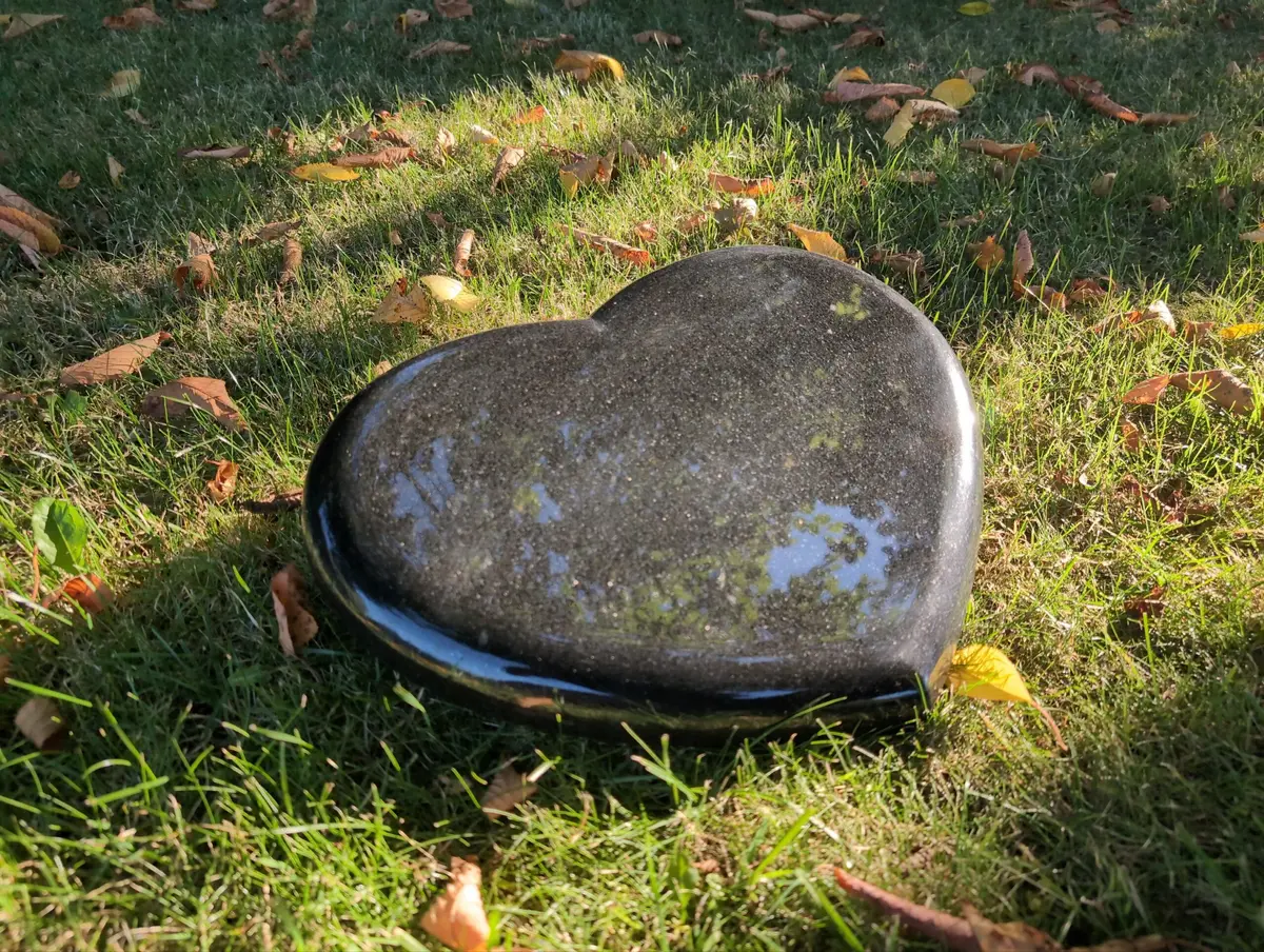 Duże granitowe serce nagrobne – Trwałe upamiętnienie bliskich