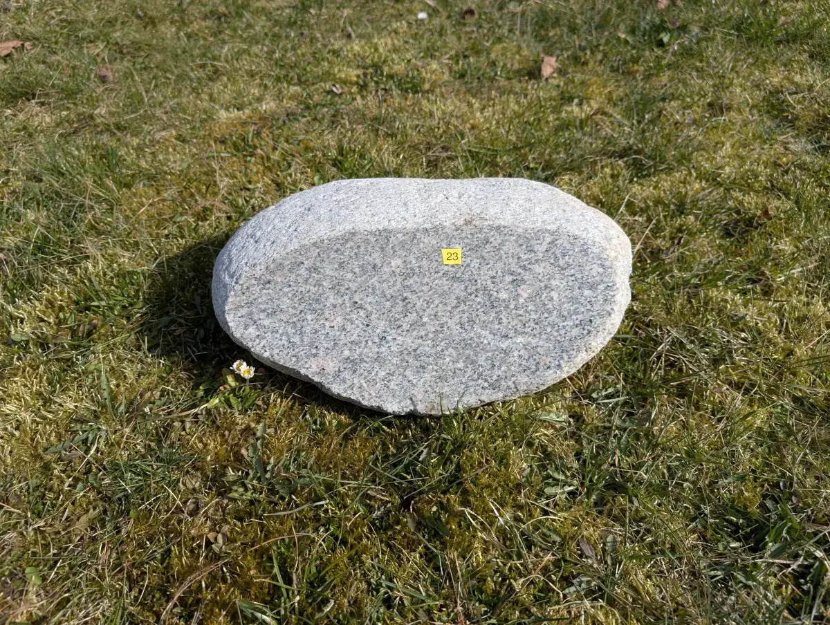 Naturalny Głaz Nagrobny #23 – Wyjątkowe Upamiętnienie