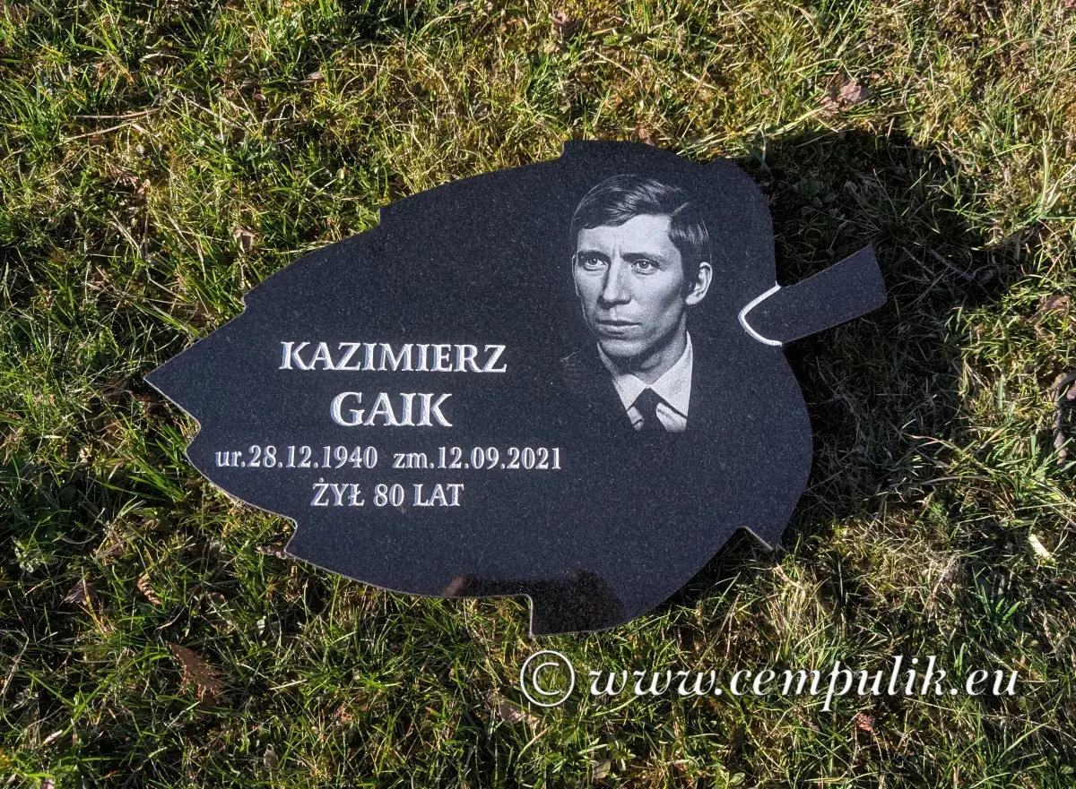 czarna płyta granitowa w kształcie liścia z grawerem