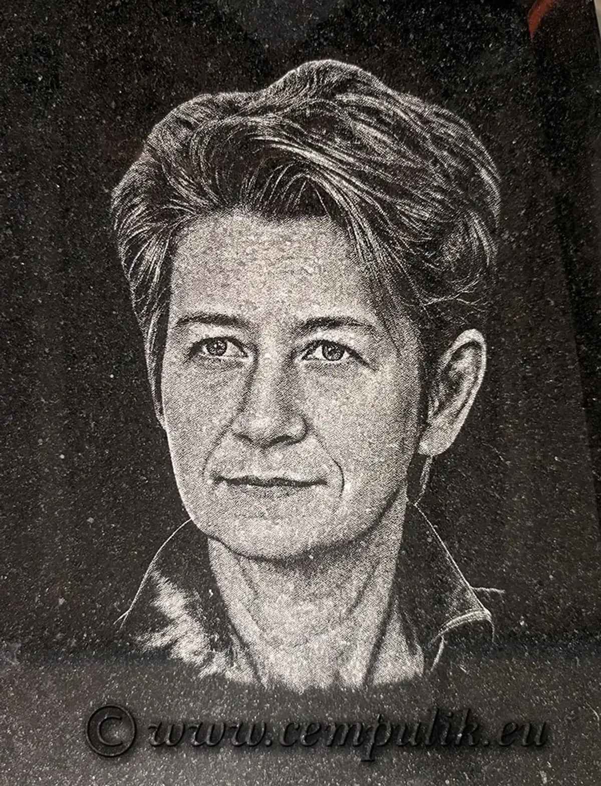 zdjecie wygrawerowane na czarnej płytce granitowej