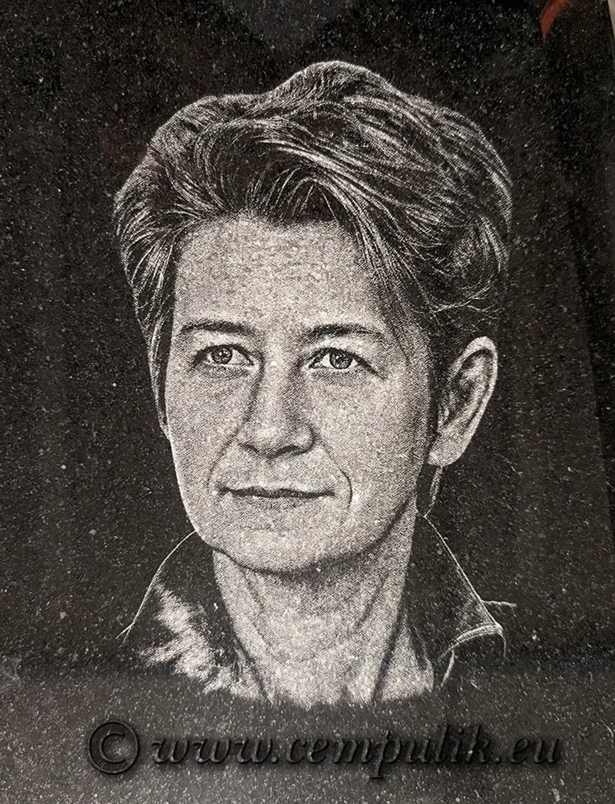 zdjecie wygrawerowane na czarnej płytce granitowej