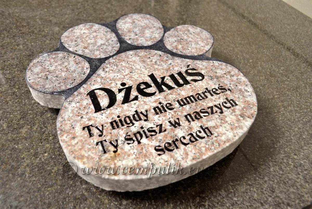 Nagrobek dla psa w kształcie dużej łapy (grubsza płyta)