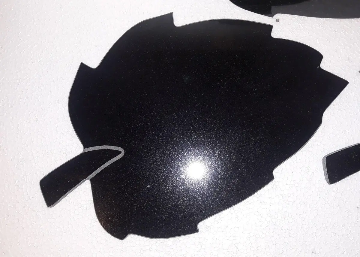 Duża płyta nagrobna w kształcie liścia.