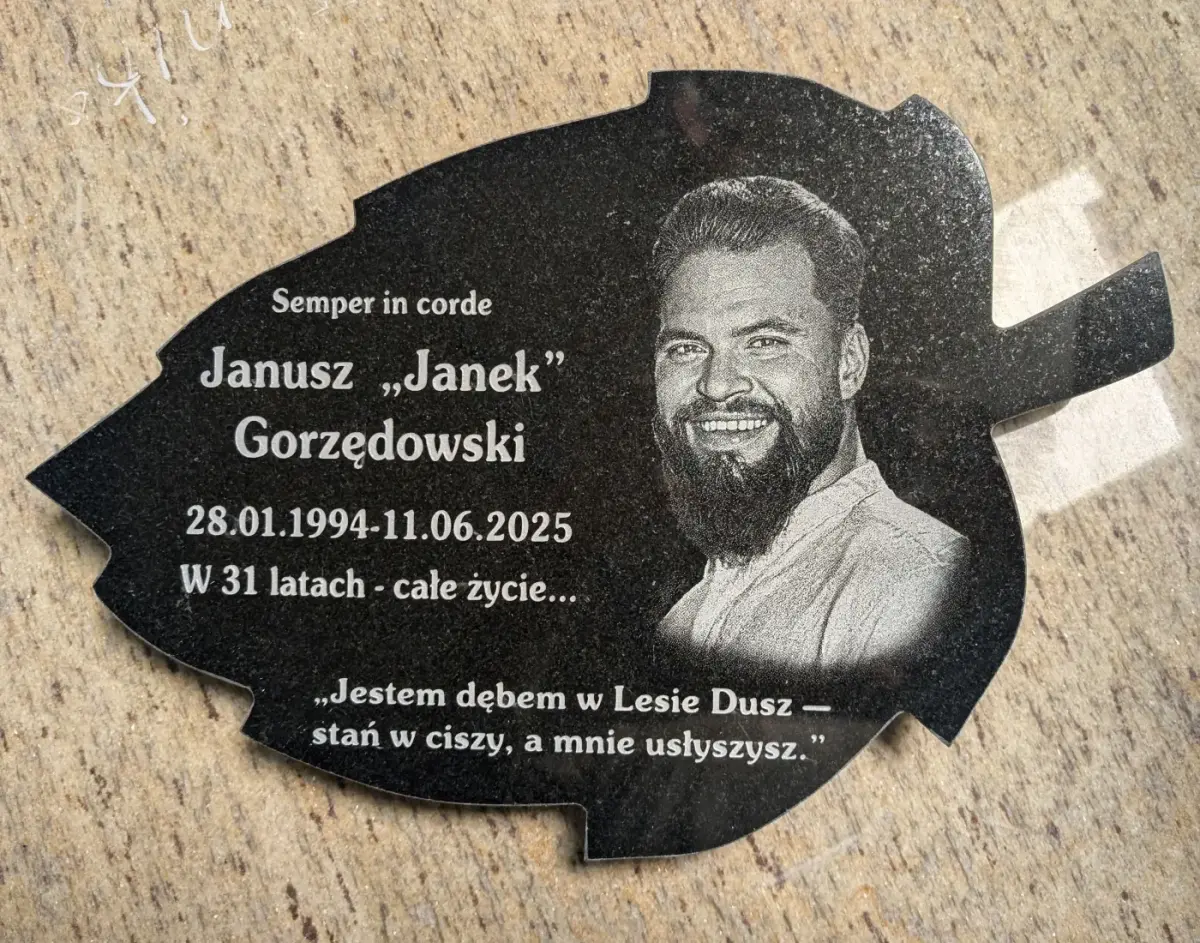 Duża płyta nagrobna w kształcie liścia.