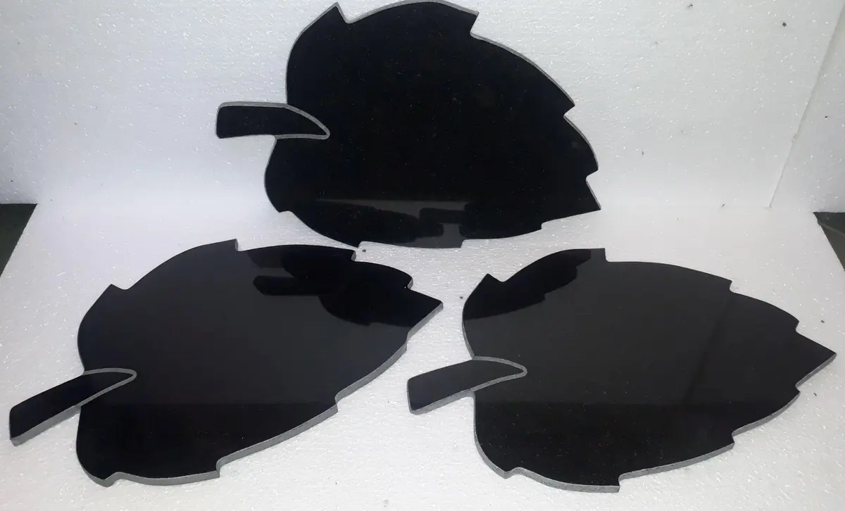 Duża płyta nagrobna w kształcie liścia.