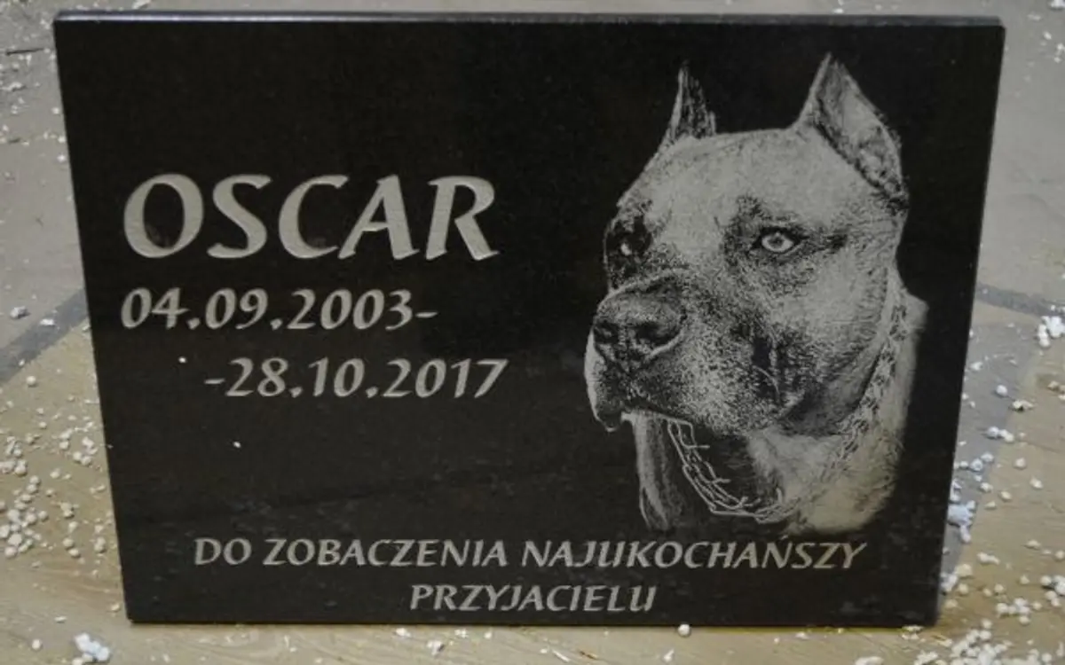 Granit-Gedenktafel mit Porträt und Inschrift 35×25