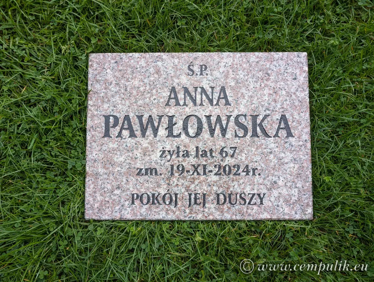 Poduszka granitowa nagrobna z jasnobrązowego granitu – personalizowany napis