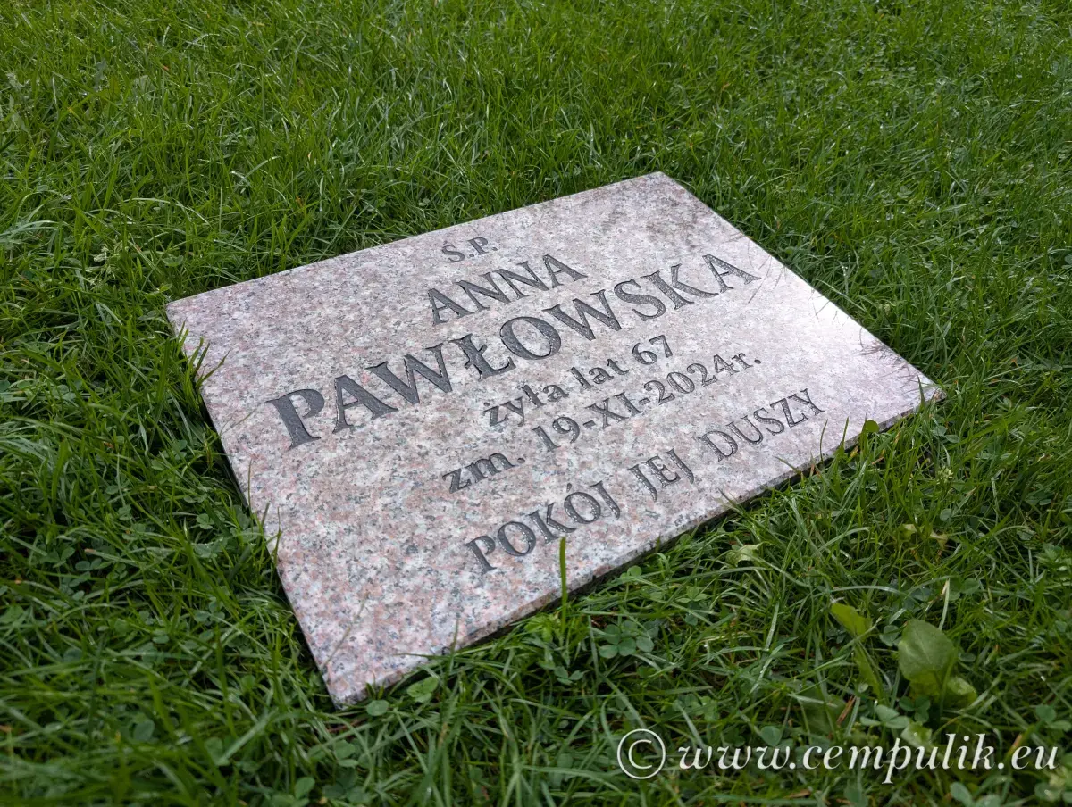 Poduszka granitowa nagrobna z jasnobrązowego granitu – personalizowany napis