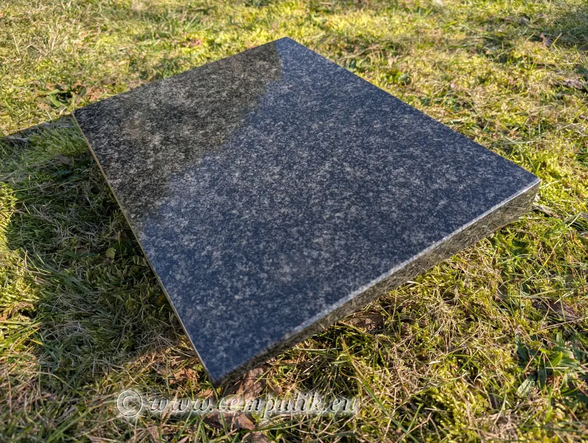 Poduszka granitowa nagrobna – ciemny granit, personalizowany napis
