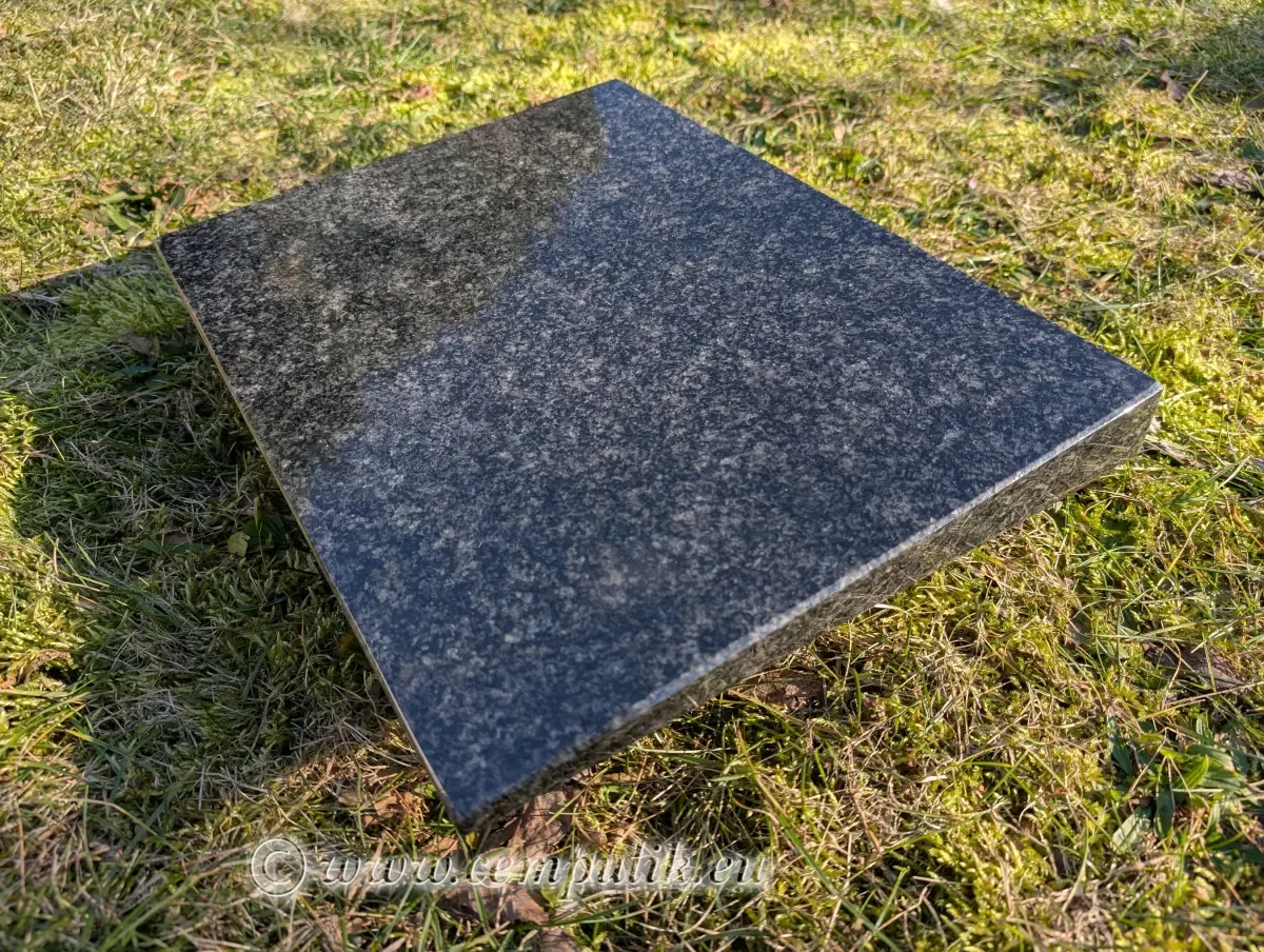 Poduszka granitowa nagrobna – ciemny granit, personalizowany napis
