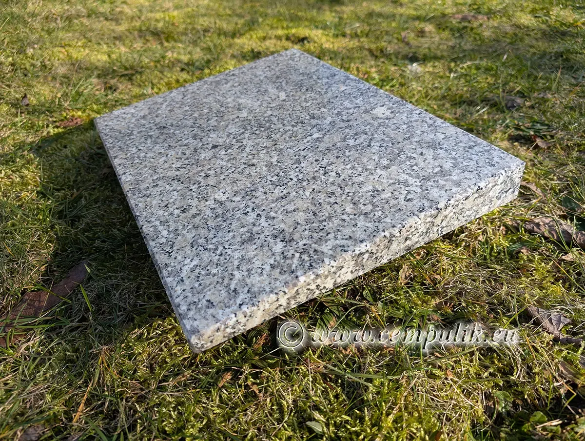 Poduszka granitowa nagrobna – jasnoszary granit, personalizowany napis