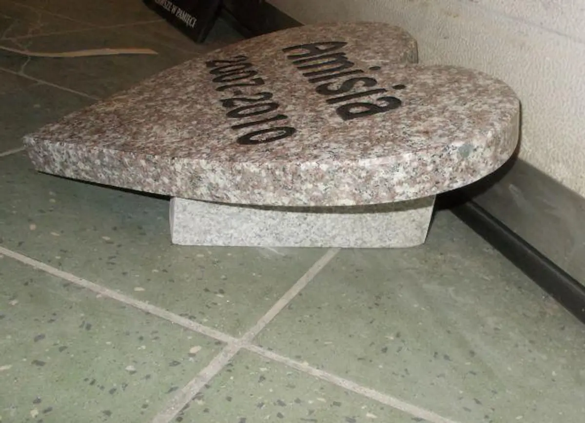 Brown-Toned Granite Heart – A Lasting Tribute to Your Pet