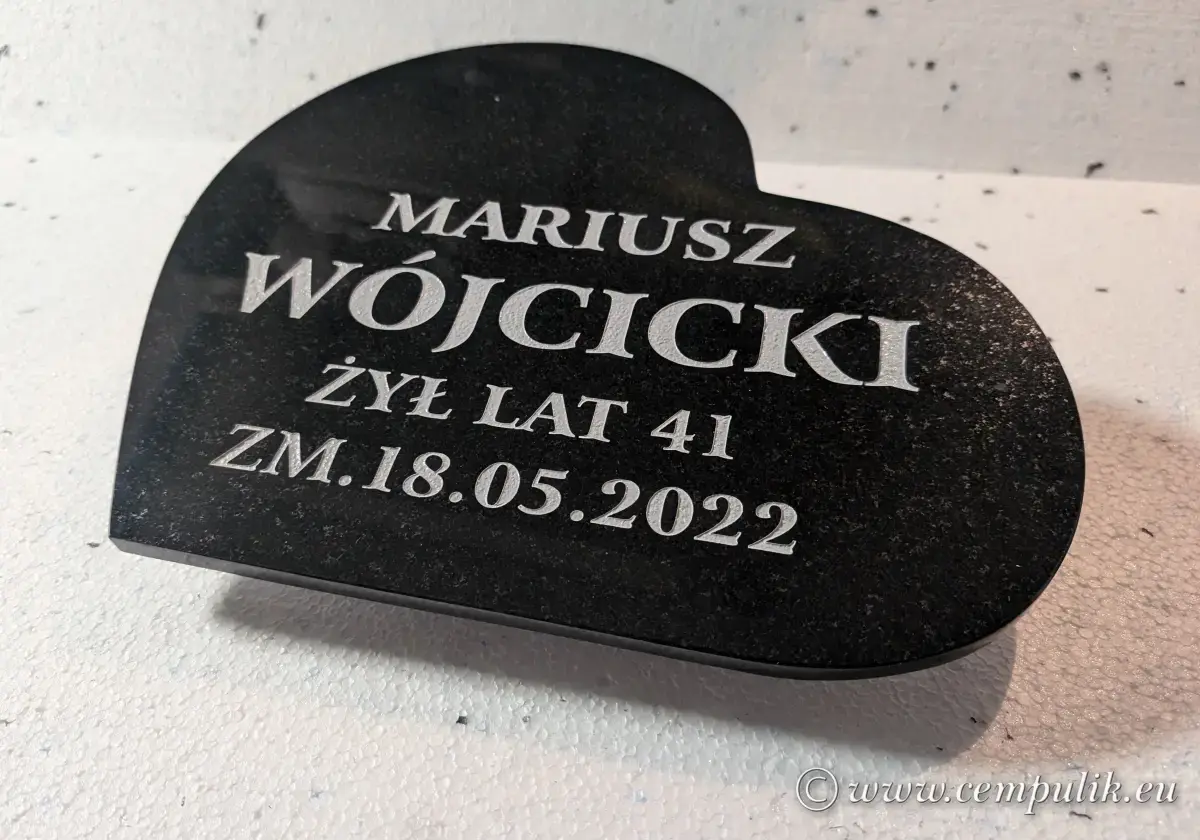 serce pochylone z napisem na pomnik