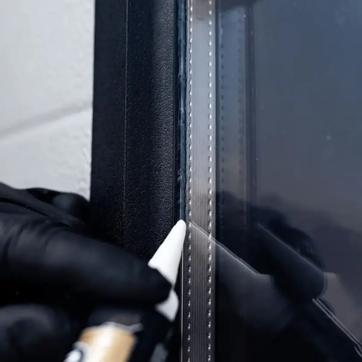 Bezbarwny silikon montażowy