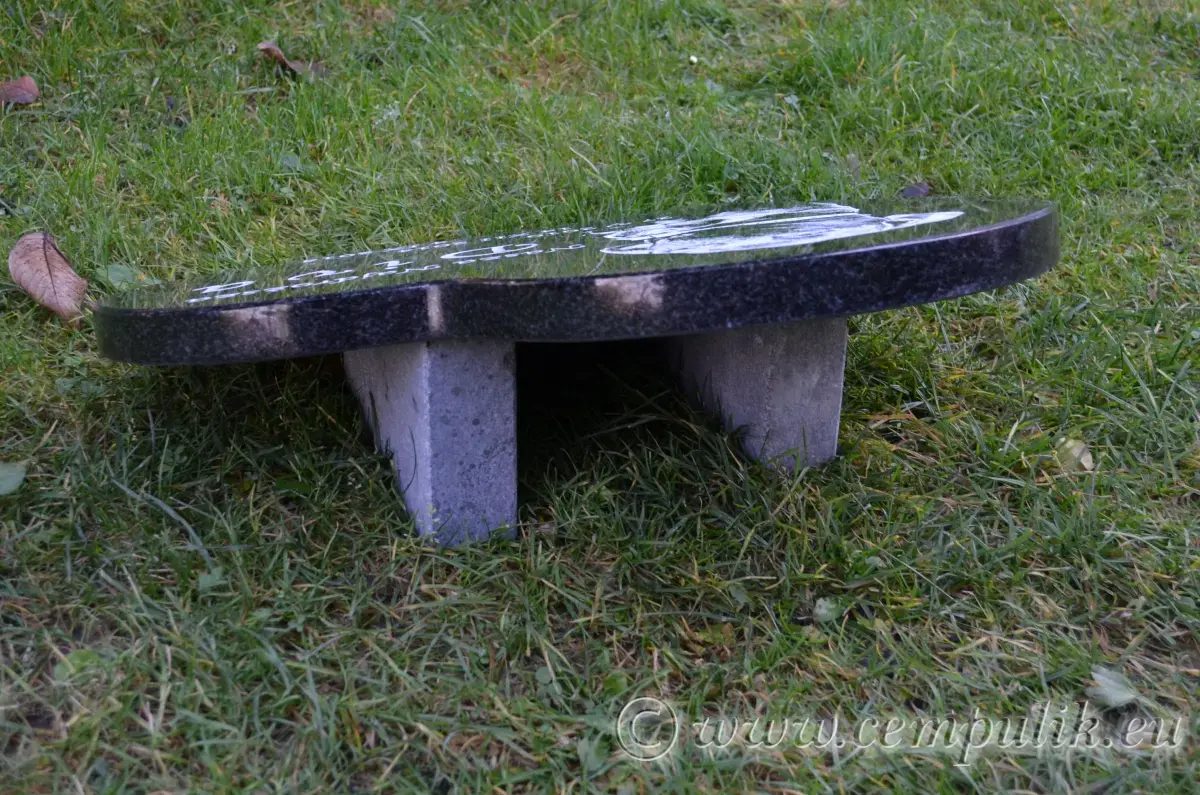 Granitowy klin podpierający dla nagrobków z możliwością montażu pod skosem (prawie na płasko)
