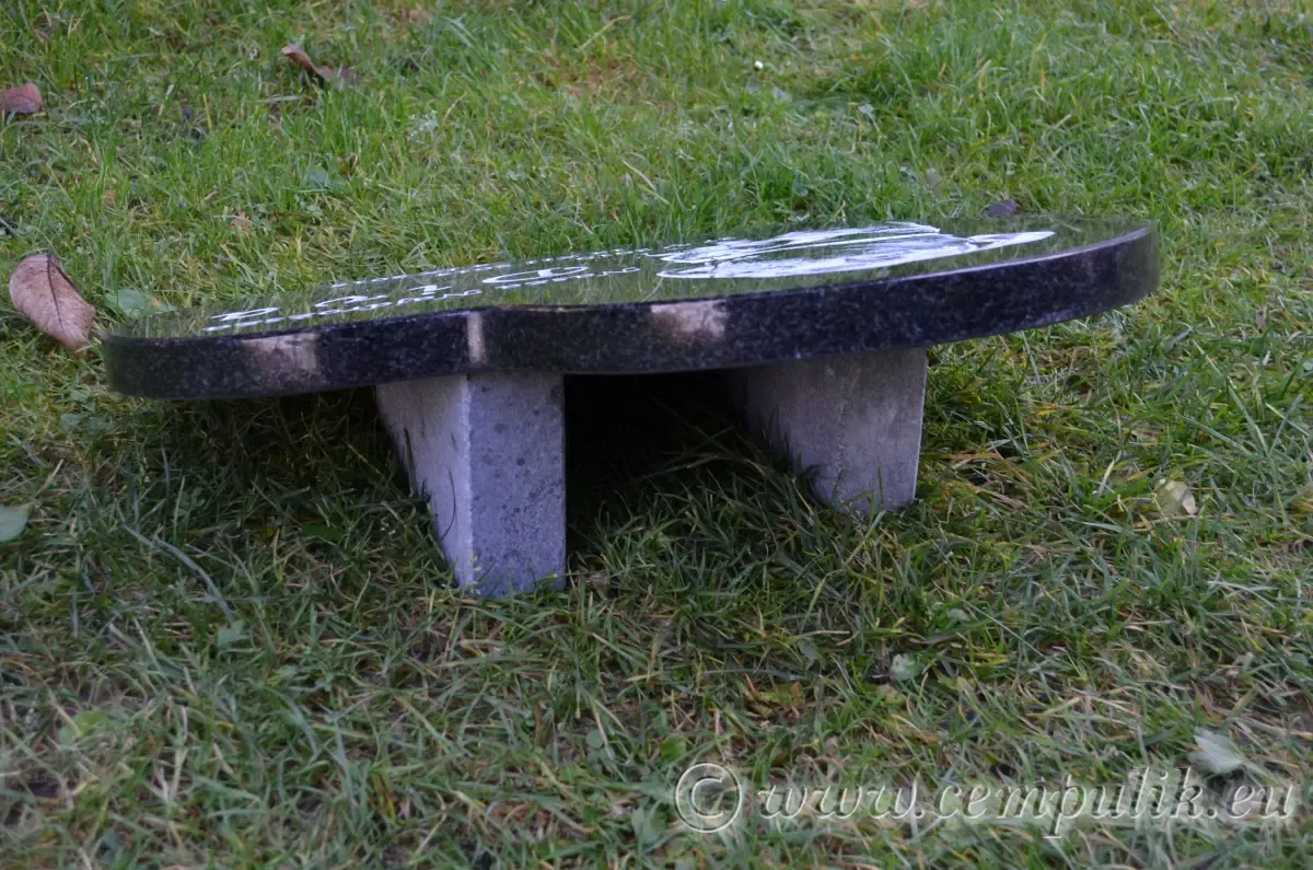 Granitowy klin podpierający dla nagrobków z możliwością montażu pod skosem (prawie na płasko)
