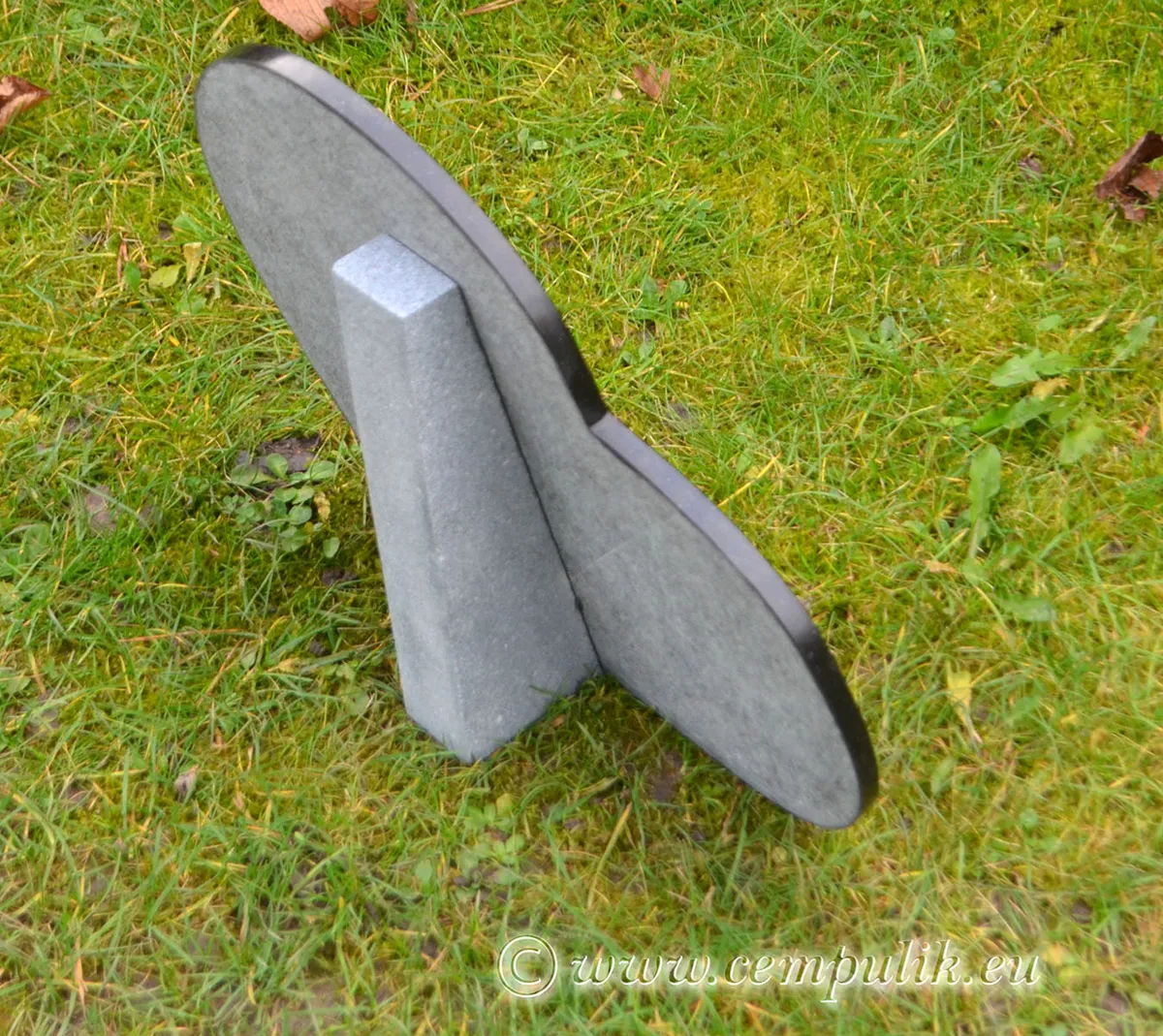 Granitowy klin podpierający do montażu tablic i nagrobków pod skosem (prawie w pionie)