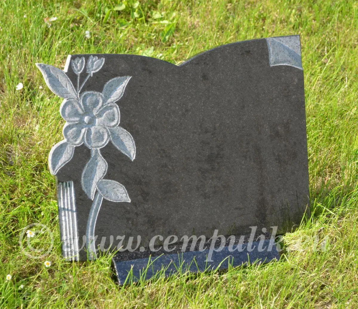 Otwarta księga z napisem i rzeźbionym kwiatem