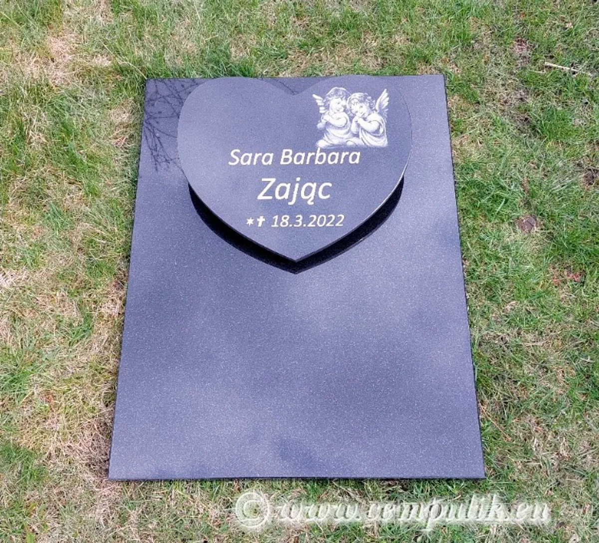 Kleines Urnengrab aus schwarzem Granit – Herzplatte