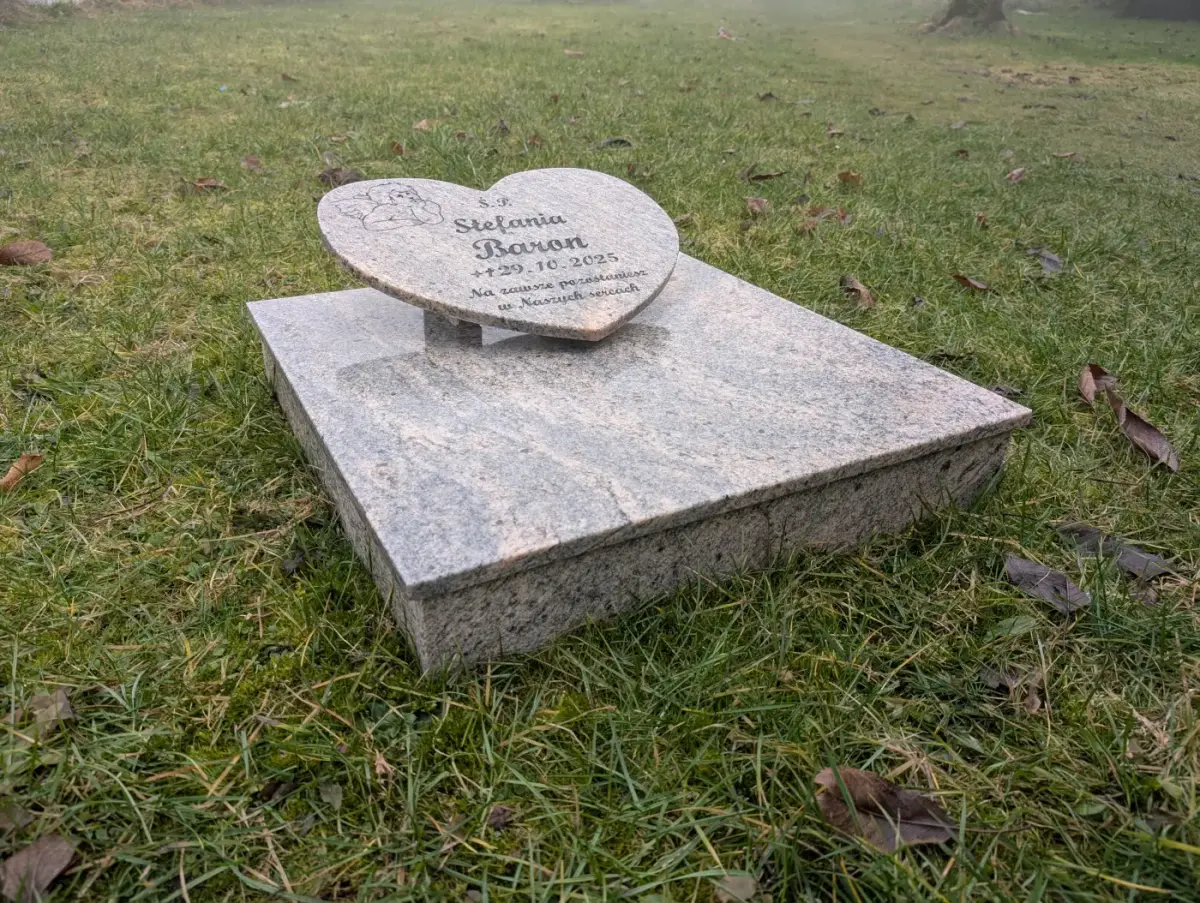 Kleiner Urnengrabstein aus Granit — Komplettset mit Inschrift