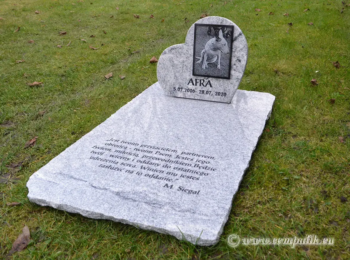 Großes Tiergrab aus Granit – Herzform mit Sockel (grauer Granit)