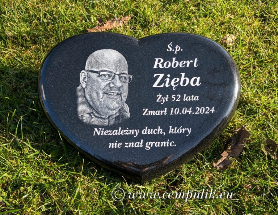 serce z czarnego granitu dla Taty