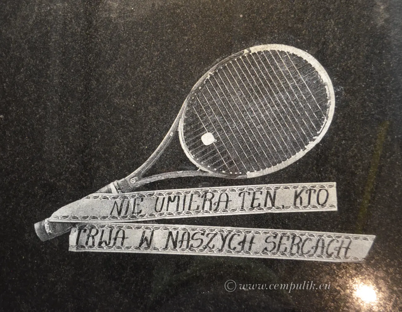 Grawer na nagrobek dla tenisisty