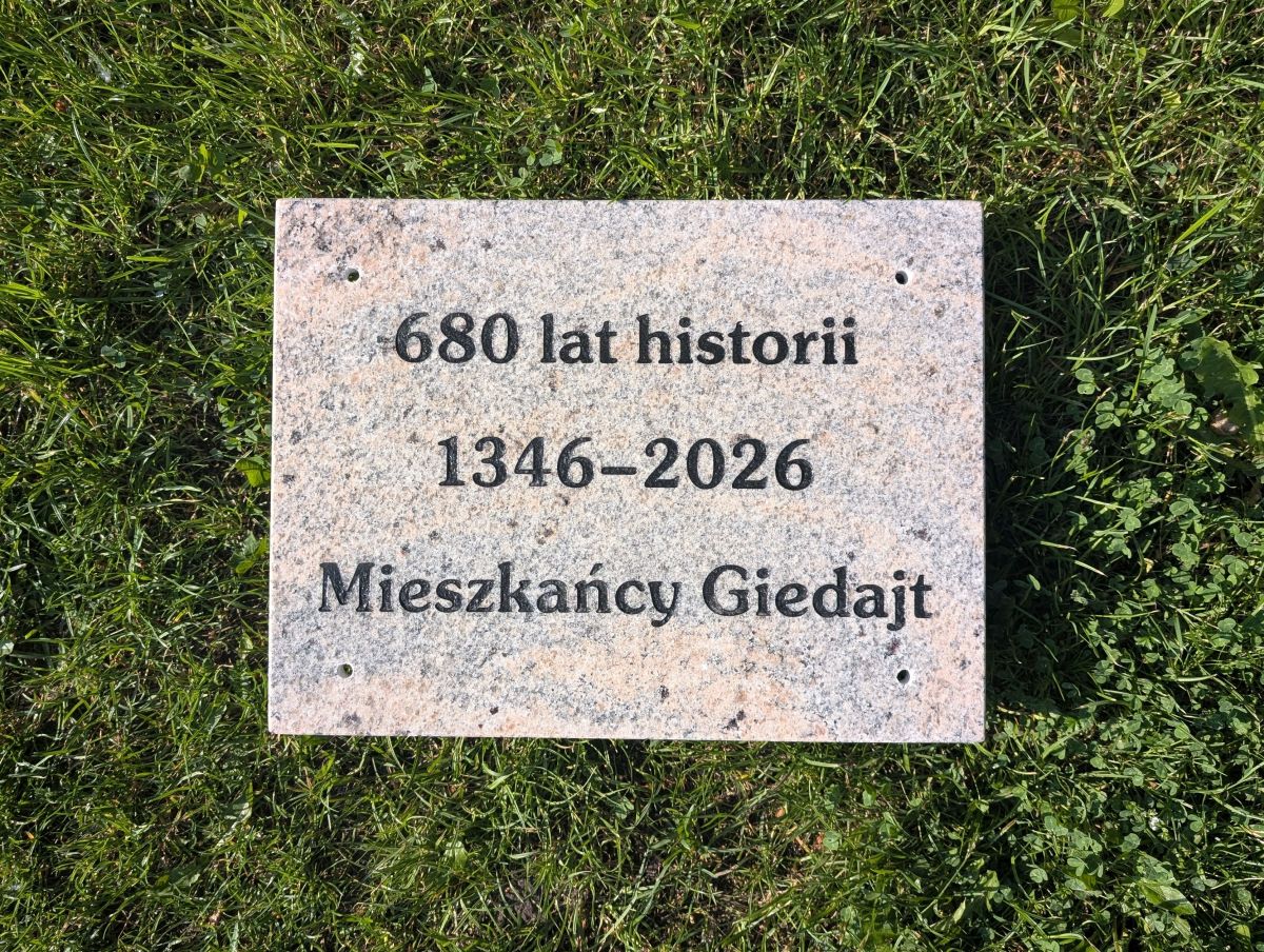 Granitowa tablica pamiątkowa 680-lecia wsi Gierałt