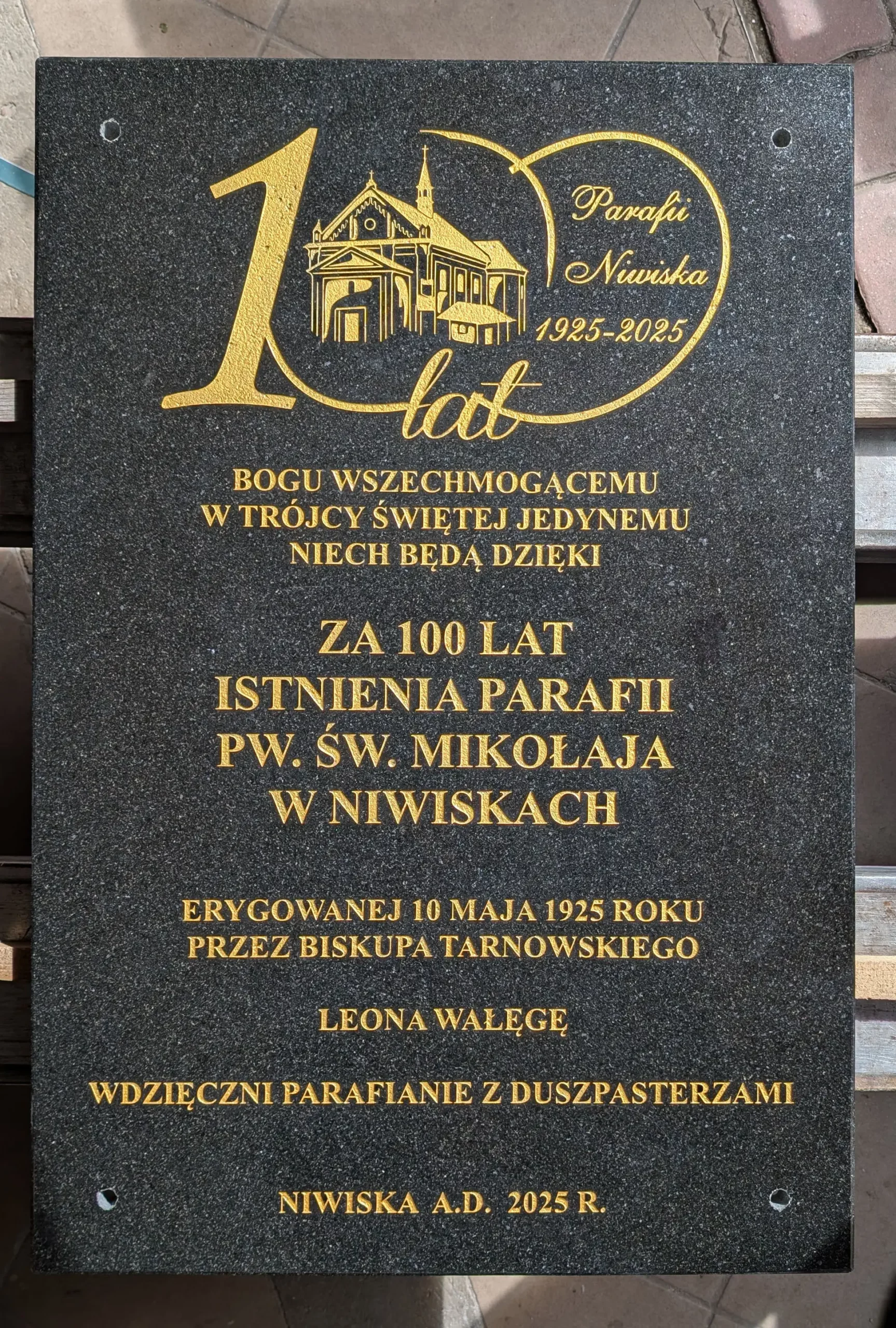 Tablica pamiątkowa dla kościoła — granit, marmur, piaskowiec