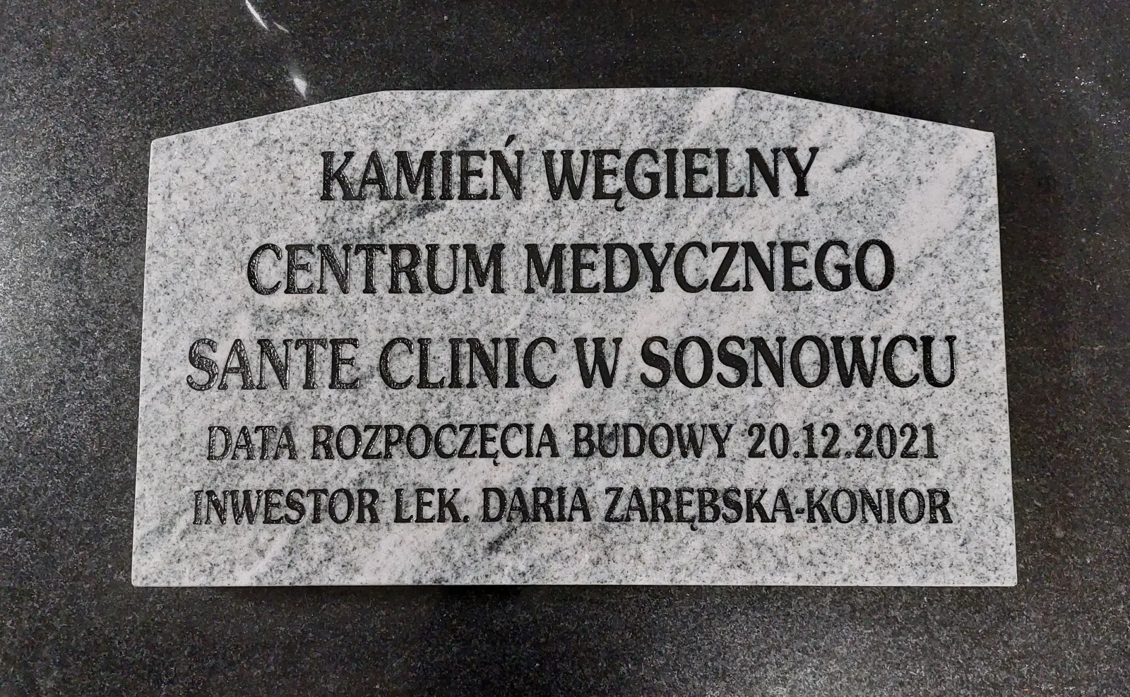 Tablica pamiątkowa na kamień węgielny — tradycja i granit