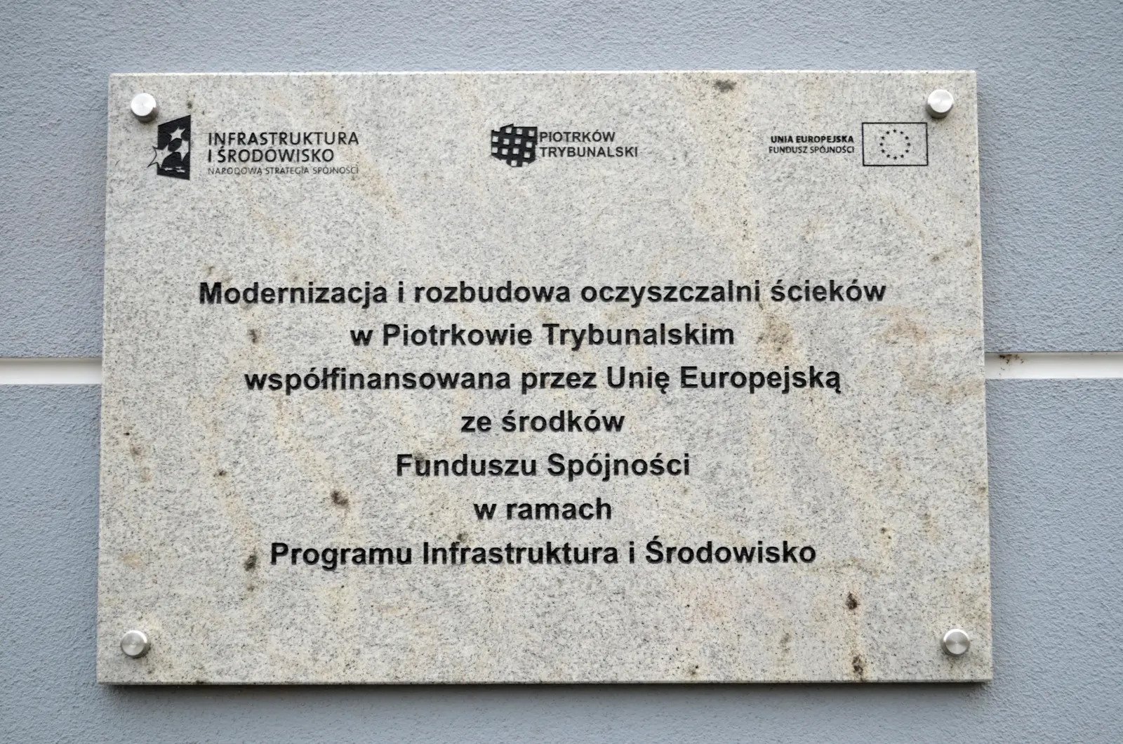 Tablica pamiątkowa unijna — wymagania KE i wybór materiału