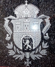 Herb grawerowany w kamieniu