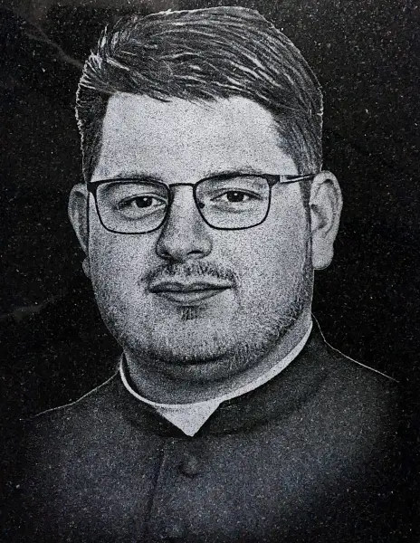 Wizerunek księdza grawerowany na tablicy nagrobnej