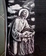 Maryja stojąca z rozłożonymi rękami