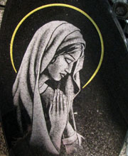 Maryja stojąca z rozłożonymi rękami