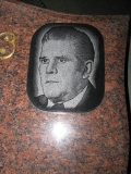 Zdjęcie osoby na kamieniu
