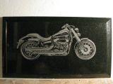 Grawerowany motocykl jako pamiątka