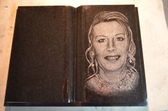 Zdjęcie na książce granitowej