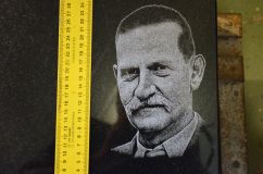 Zdjęcie na książce granitowej