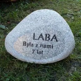 Głaz z napisem Laba