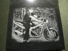 Portret motocyklisty siedziącego na motorze