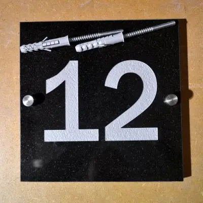 Płyta granitowa z numerem budynku