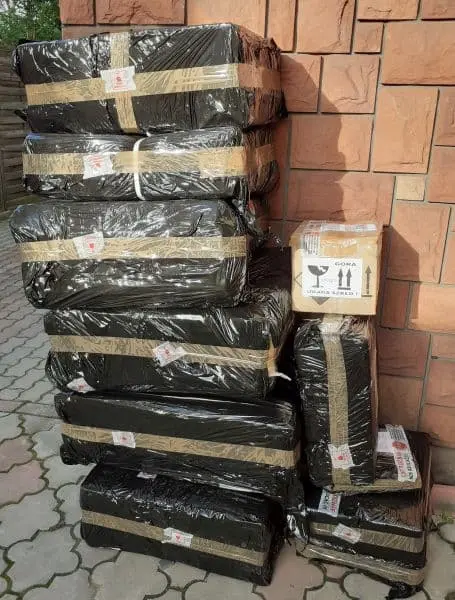 Paczki spakowane i czekają na przyjazd kuriera
