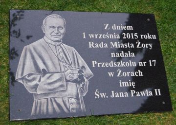 Tablica pamiątkowa Żory z papieżem Janem Pawłem 2