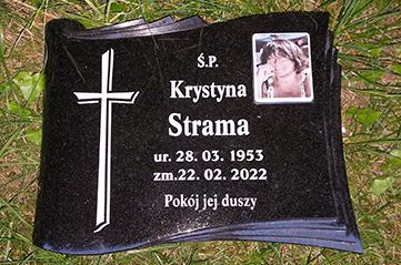 Grawer wykonany na tablicy w kształcie papirusu z porcelaną