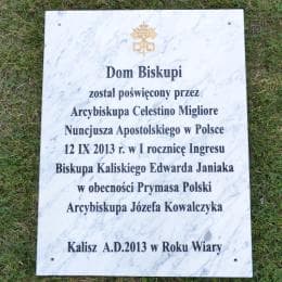 Biały marmur Carrara z napisem 